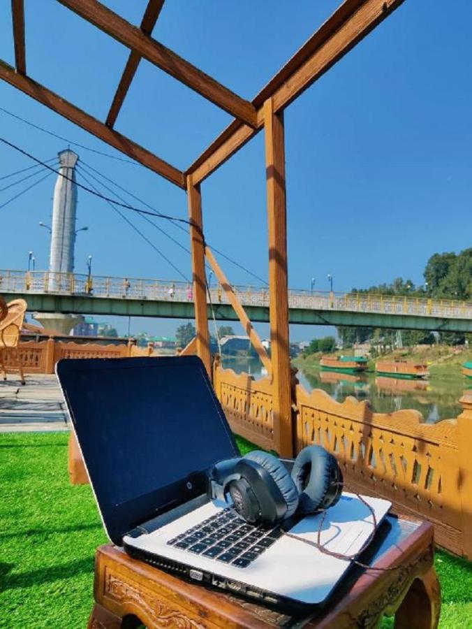 The Flostel Srinagar Bagian luar foto